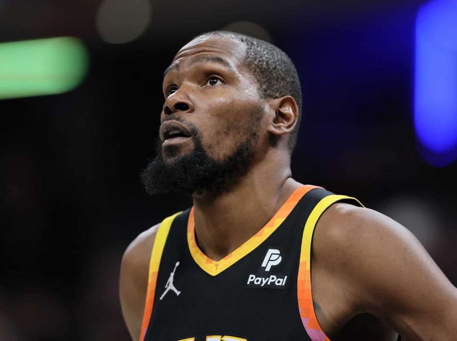 INDIANAPOLIS, INDIANA - JANUARY 26: Kevin Durant #35 of the Phoenix Suns in the game against the Indiana Pacers at Gainbridge Fieldhouse on January 26, 2024 in Indianapolis, Indiana. NOTE TO USER: User expressly acknowledges and agrees that, by downloading and or using this photograph, User is consenting to the terms and conditions of the Getty Images License Agreement.