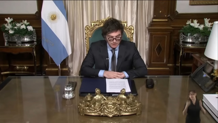 Milei anuncia plano para cortar 70 mil servidores públicos na Argentina