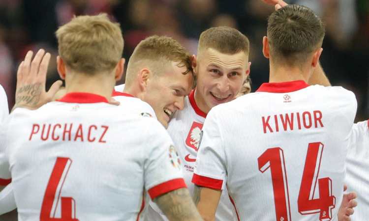 Polônia goleia Estônia e avança para final da repescagem da Eurocopa