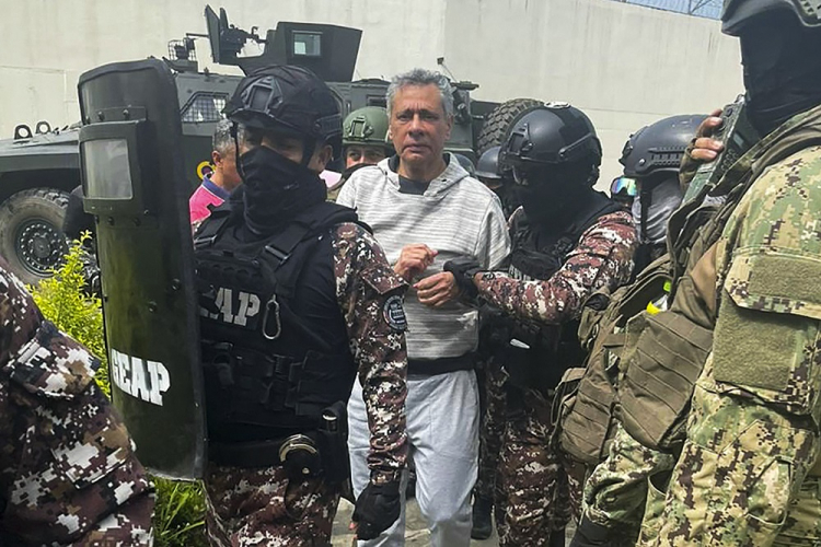 Ex-vice-presidente equatoriano é hospitalizado após invasão à embaixada do México