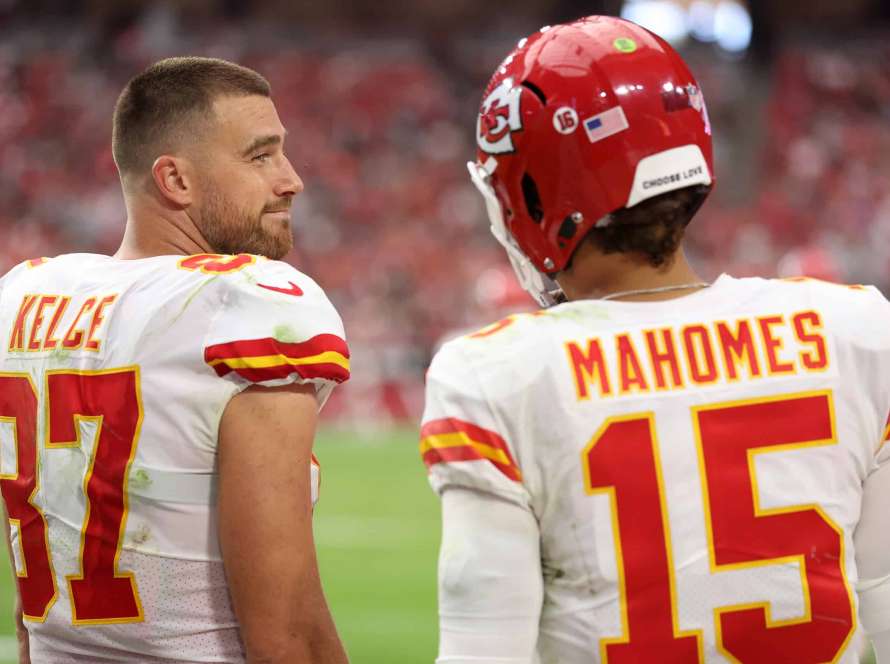 Tight end Travis Kelce #87 looks over at quarterback Patrick Mahomes #15 of the Kansas City Chiefs during the game against the Arizona Cardinals at State Farm Stadium on September 11, 2022 in Glendale, Arizona.