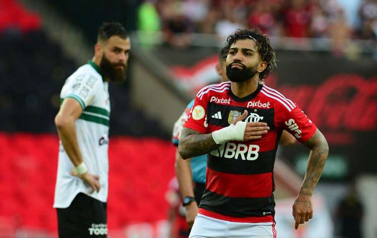 Gabigol se pronuncia após polêmica com camisa do Corinthians