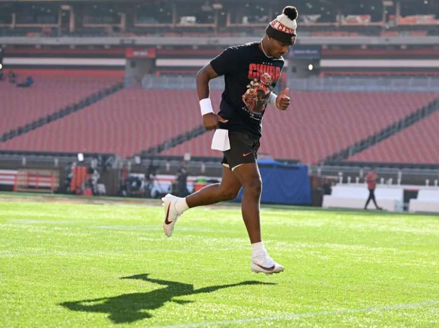 Deshaun Watson #4 of the Cleveland Browns warms up before the game against the Baltimore Ravens at Cleveland Browns Stadium on October 01, 2023 in Cleveland, Ohio.