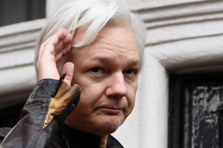 Julian Assange, fundador do WikiLeaks, deixa prisão e Reino Unido após acordo com a Justiça dos EUA