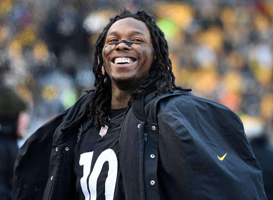 Martavis Bryant #10 of the Pittsburgh Steelers smiles as times expires in the Pittsburgh Steelers 28-24 win over the Cleveland Browns at Heinz Field on December 31, 2017 in Pittsburgh, Pennsylvania.